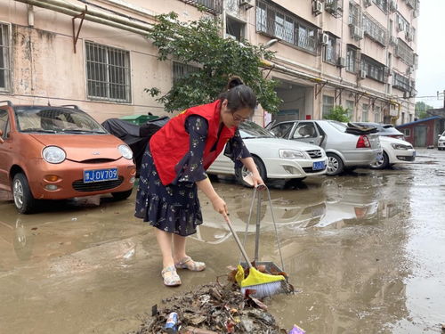 濮阳市昆吾小学组织志愿者开展雨后清洁家园行动